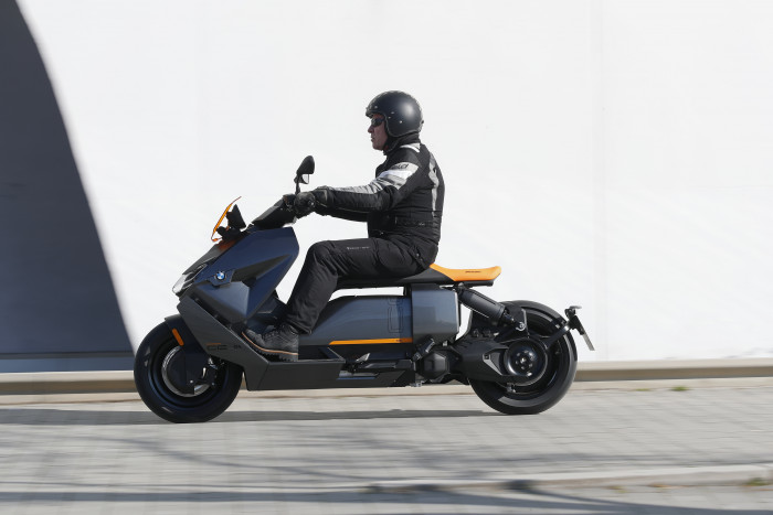 Die Ladezeit betr&auml;gt knapp 4,5 Stunden mit dem normalen Ladeger&auml;t und 1,5 Stunden mit dem optionalen Schnellladeger&auml;t. (Quelle: BMW)